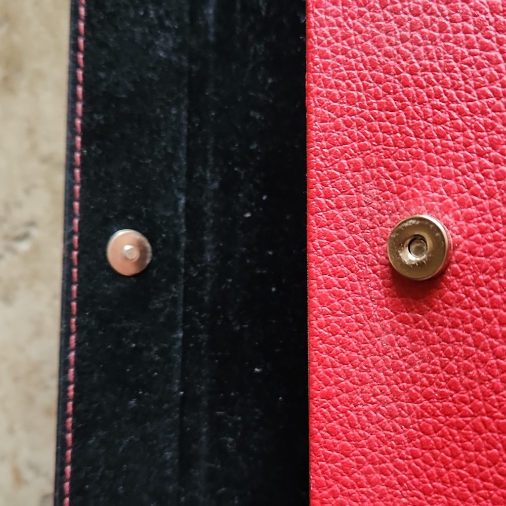 GUESS red eyeglasses holder with faux pebbled leather shell and velvet inside - Picture 7 of 7